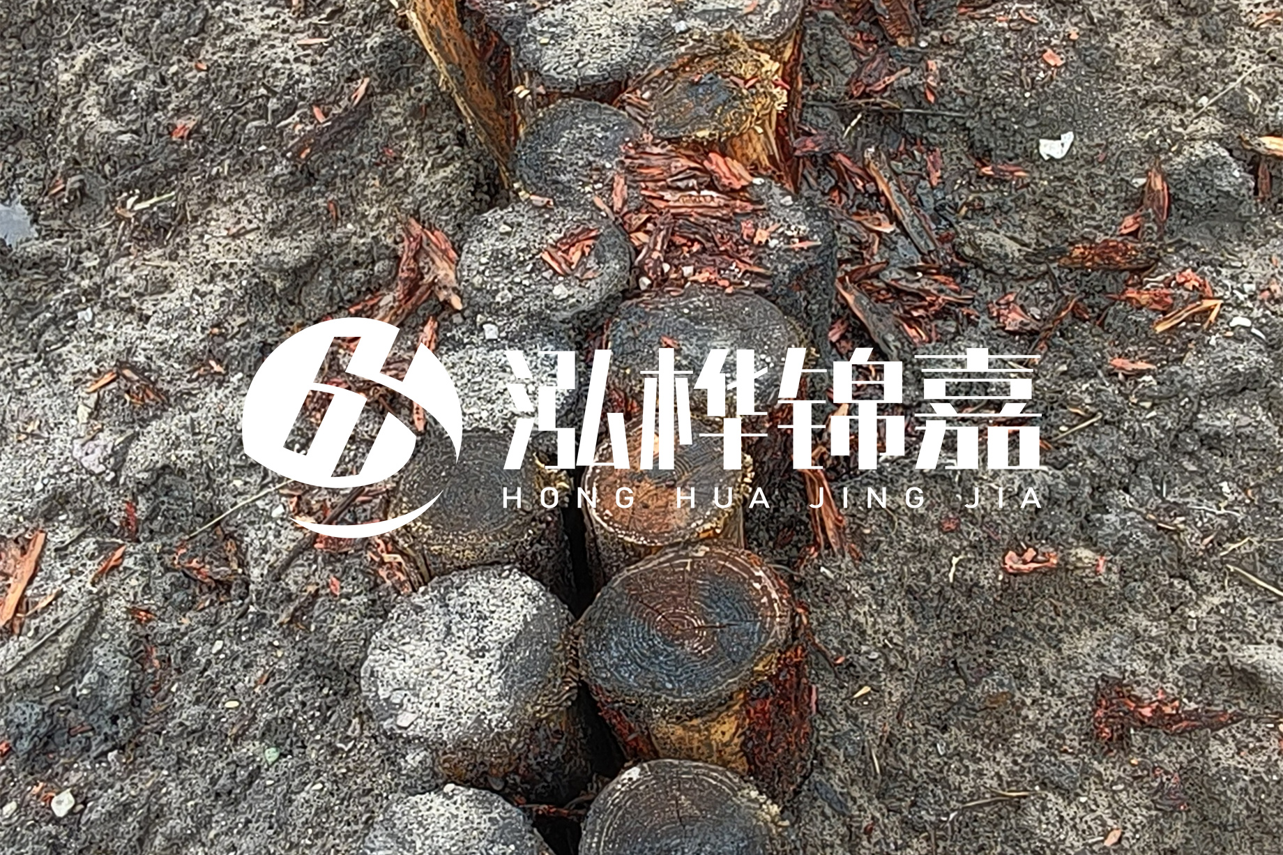 魚塘淤泥太多怎么清理？挖掘機(jī)清除淤泥的作用及方法